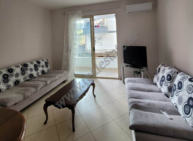 Apartament 1+1 me qera ne rrugen Bilal Sina ne Tirane.
Pozicionohet ne katin e pare te nje pallati 